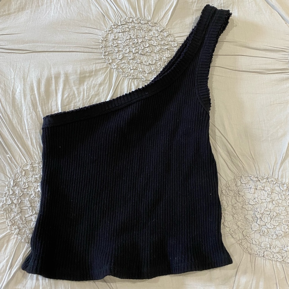 urban outfitters one shoulder crop top